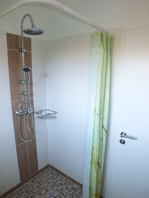 Shower, hair dryer, towels, soap - Ferienwohnung in Nordseenähe (Oesterdeichstrich)