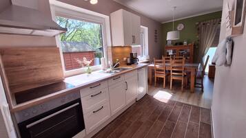 Fridge, oven, stovetop, dishwasher