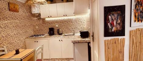 Fridge, oven, stovetop, coffee/tea maker