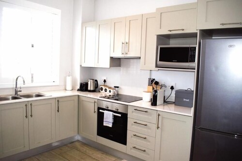 Modern, Spacious & Convenient apartment for 4