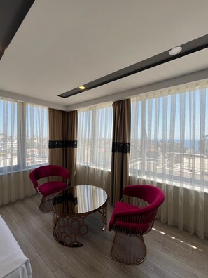 Quarto luxo, vista para o mar | Área de estar | TV 50 polegadas com canais via satélite