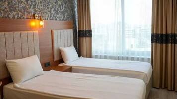 Habitación económica | Artículos del minibar gratis y caja de seguridad en la habitación