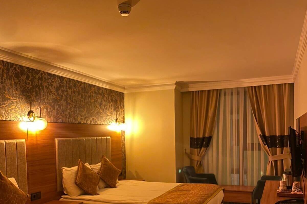 Mini-bar avec articles gratuits, coffres-forts dans les chambres