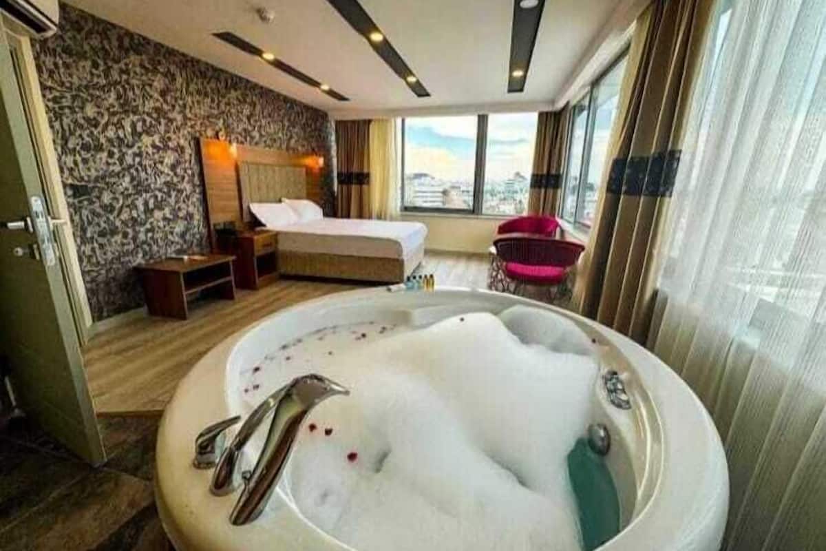 In-room safe, soundproofing, free WiFi