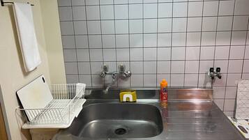 Hårtork, handdukar, tvål och schampo