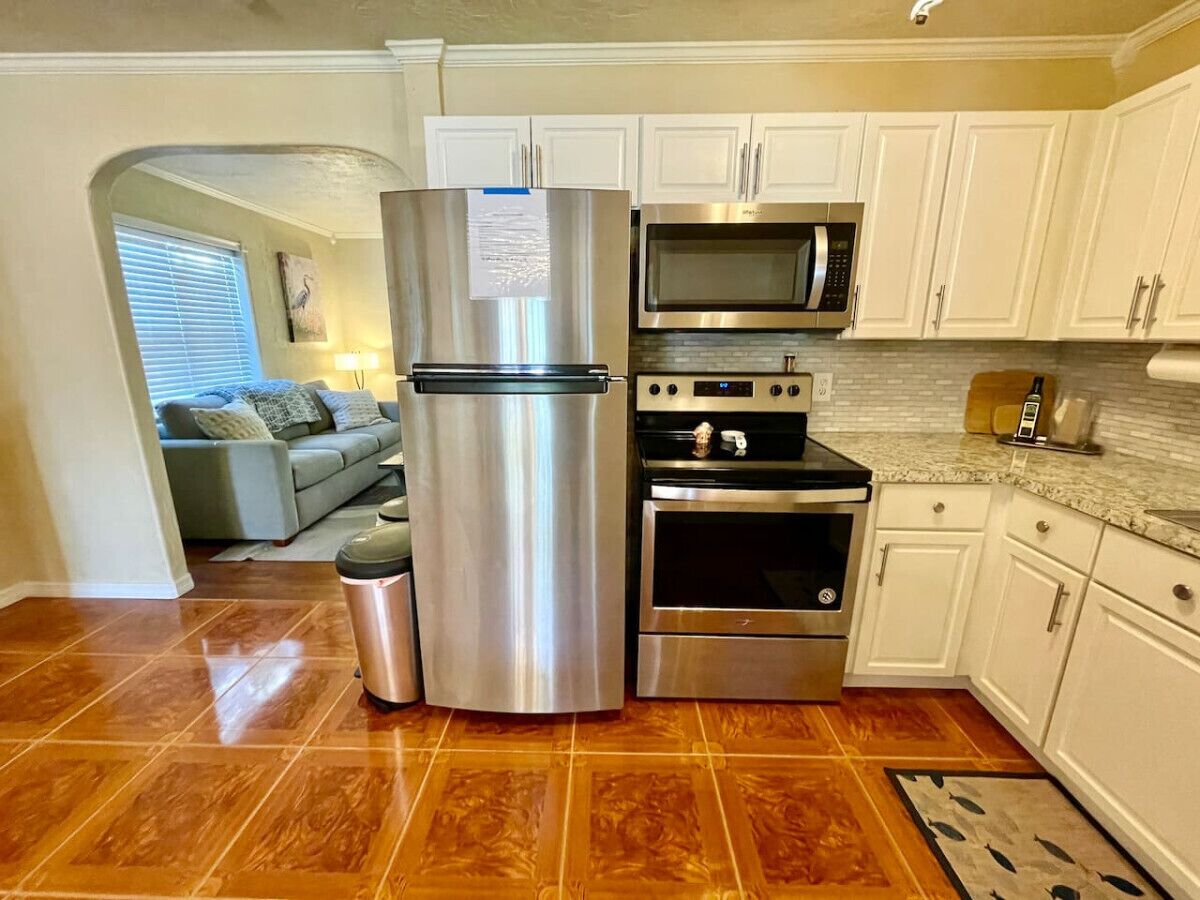 Kjøleskap, mikrobølgeovn, ovn og kokeplater