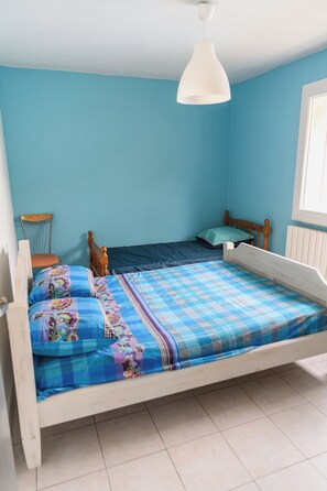 2 bedrooms, desk, iron/ironing board, free WiFi