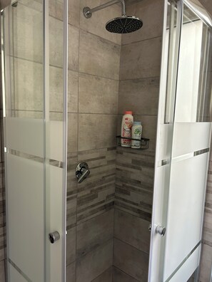 Dusche, Haartrockner, Bidet, HandtĂŒcher