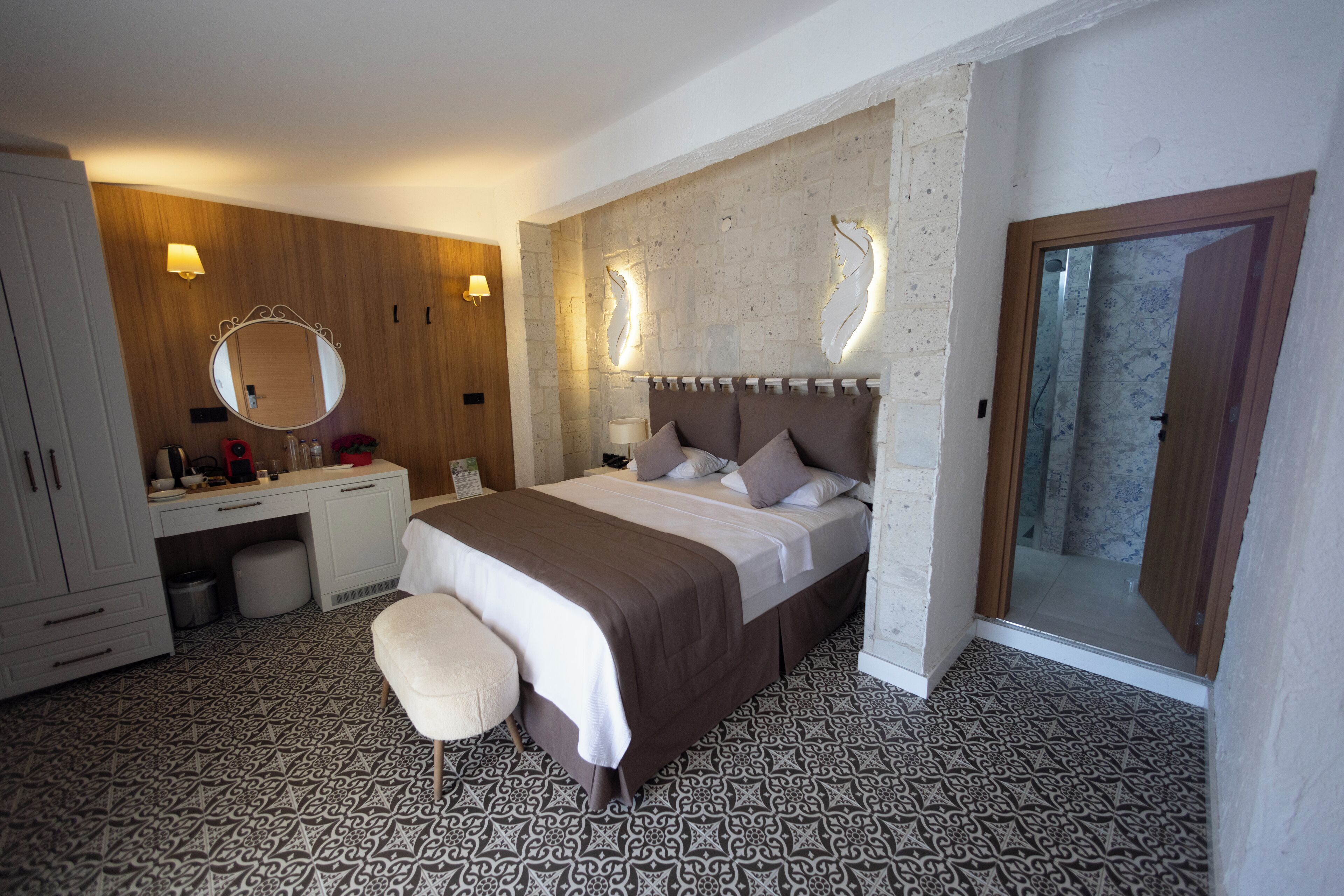 Quarto júnior, 1 cama Queen, sauna seca | Roupas de cama premium, frigobar, cofres nos quartos, Wi-Fi de cortesia