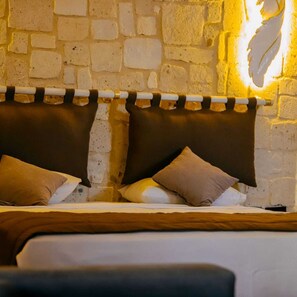 Family Suite, 2 Bedrooms, Terrace, Pool View | Peralatan tempat tidur premium, bar mini, peti besi dalam bilik