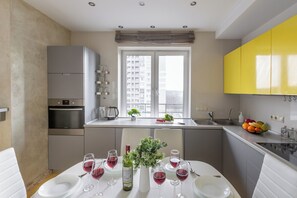 Departamento Confort | Cocina privada | Refrigerador con congelador, microondas, horno y parrilla de estufa 