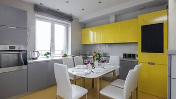 Comfort-Apartment | Eigene Küche | Großer Kühlschrank, Mikrowelle, Ofen, Herdplatte