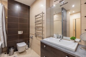 Comfort-Apartment | Badezimmer | Badewanne und Dusche (separat), Haartrockner, Handtücher, Seife