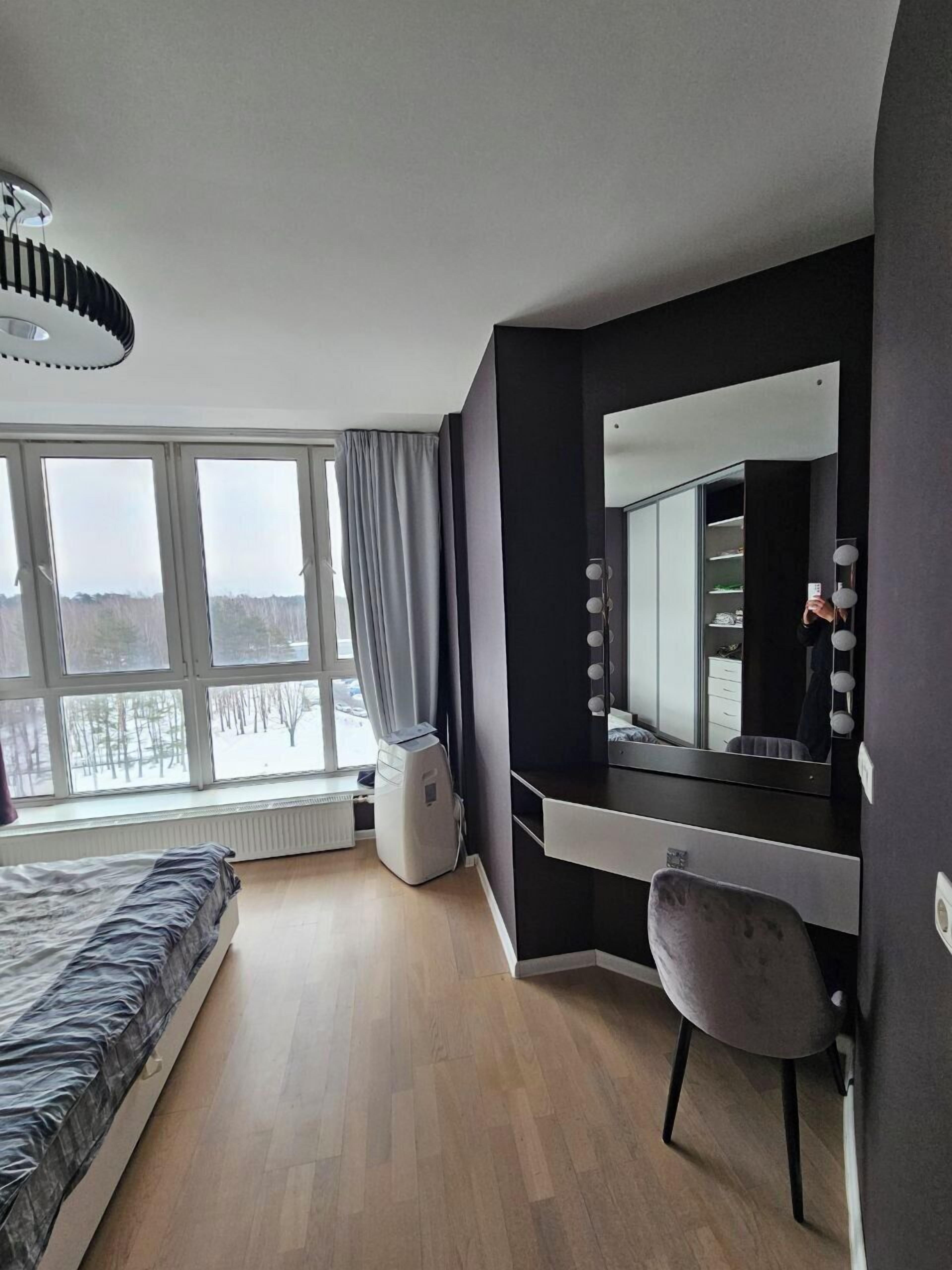 1 habitación, escritorio y espacio para trabajar con laptop 