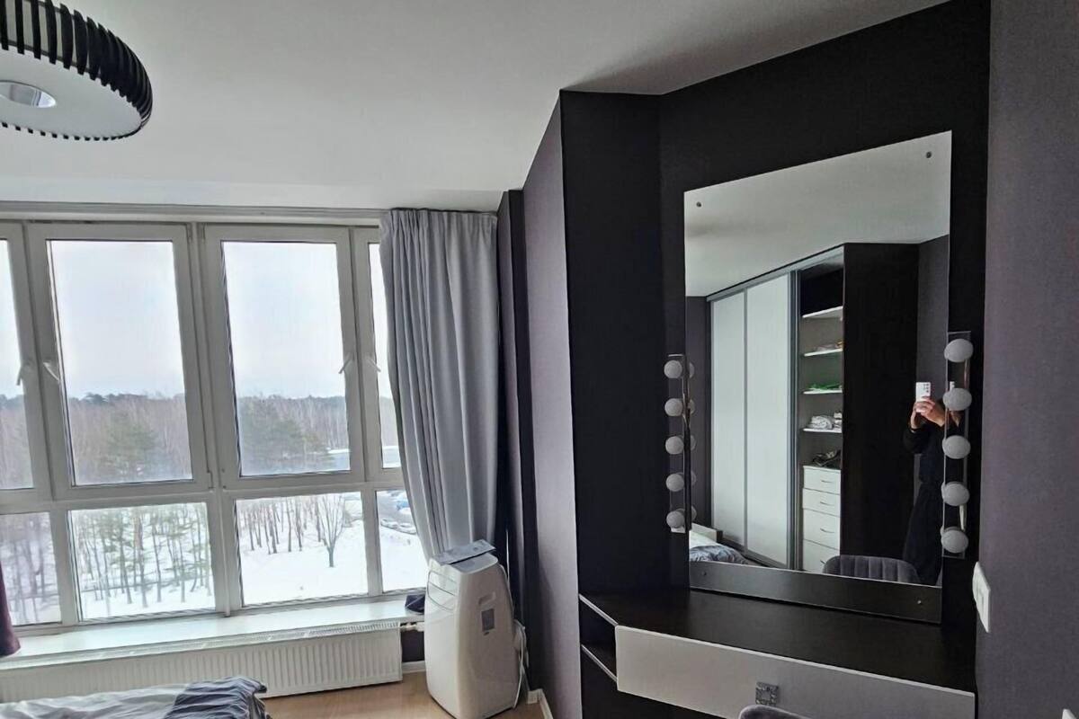 1 habitación, escritorio y espacio para trabajar con laptop