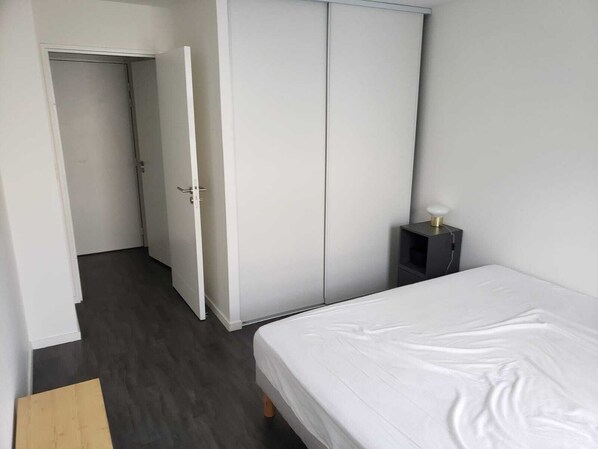 1 habitación, tabla de planchar con plancha y wifi