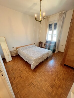 1 多间卧室、办公桌、熨斗/熨衣板、免费 WiFi