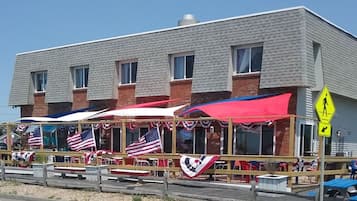 A building with a flat roof and multiple windows.