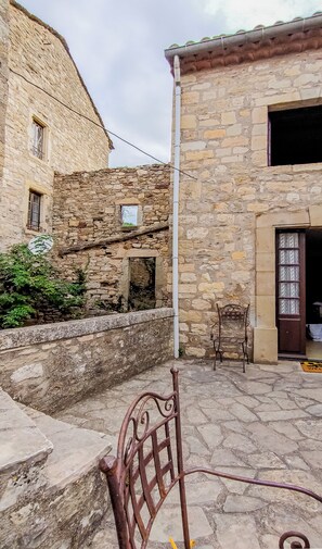 Terrace/patio - House 110m² Le gîte de la Source Boussagues, medieval village (La Tour-sur-Orb)