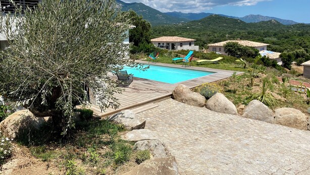 A pool area with lounge chairs, a wooden deck, and a view of mountains. - Villa de Standing Avec T2 Indépendant vue Panoramique (Sotta)