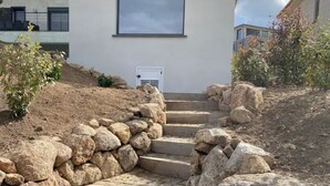 A stone staircase leading to a white building with a window. - Villa de Standing Avec T2 Indépendant vue Panoramique (Sotta)