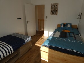 2 chambres, fer et planche à repasser, lit parapluie, Wi-Fi gratuit