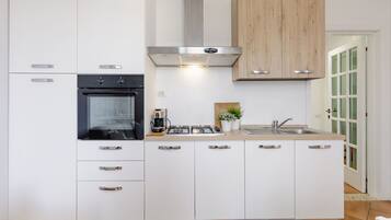 Frigorifero, microonde, forno, piano cottura