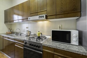 Frigorífico, microondas, horno y placa de cocina