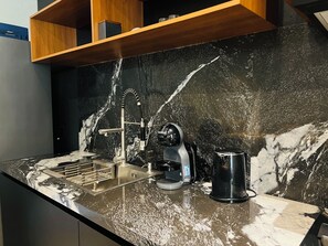 Réfrigérateur, micro-ondes, plaque de cuisson, cafetière/bouilloire