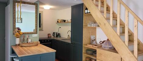 Fridge, oven, stovetop, dishwasher