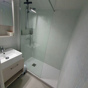 Dusche, Haartrockner, Handtücher, Seife