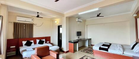 Deluxe-Vierbettzimmer | Hochwertige Bettwaren, Schreibtisch, laptopgeeigneter Arbeitsplatz