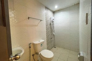 Shower, rainfall showerhead, free toiletries, soap