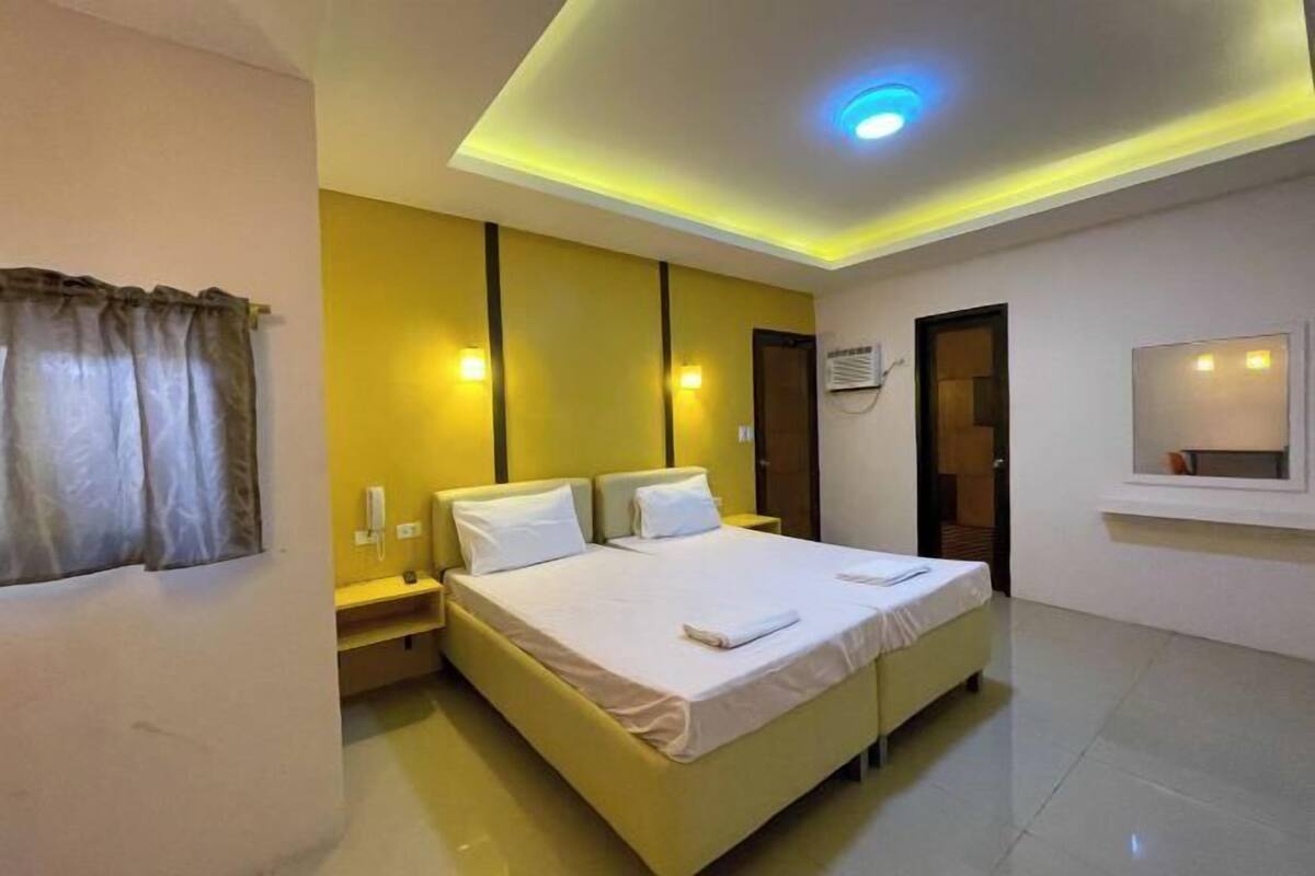 1 bedroom, bed sheets