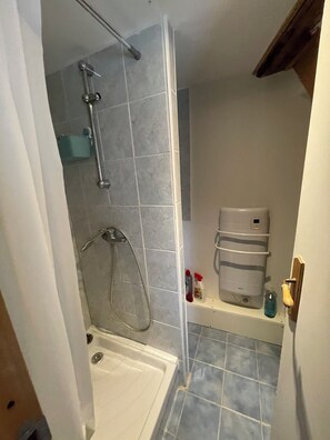 Haartrockner, Handtücher, Seife, Toilettenpapier