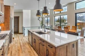 Fridge, microwave, oven, stovetop - 2 BDRM / 2 Bathroom / Family Area / Stunning Views (Fernie)