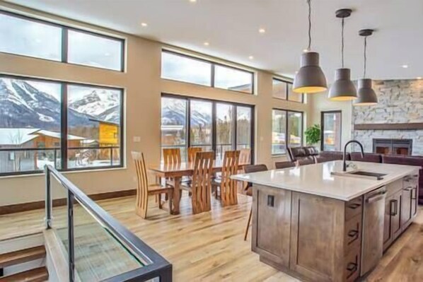 Dining - 2 BDRM / 2 Bathroom / Family Area / Stunning Views (Fernie)