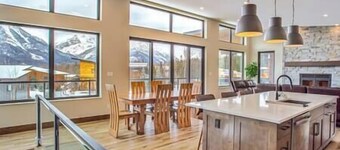 2 BDRM / 2 Bathroom / Family Area / Stunning Views