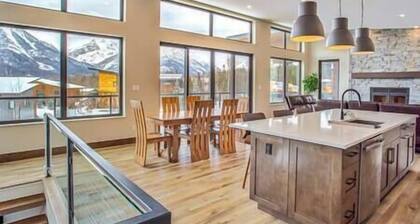 2 BDRM / 2 Bathroom / Family Area / Stunning Views