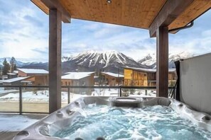 Outdoor spa tub - 2 BDRM / 2 Bathroom / Family Area / Stunning Views (Fernie)