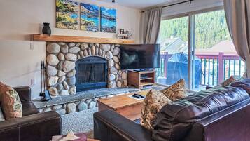 Televisión y chimenea