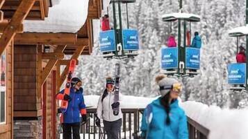 Ein Skigebiet mit Holzbauten und schneebedeckter Landschaft.