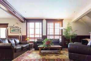 Una televisión, una chimenea