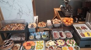 매일 뷔페 아침 식사 유료
