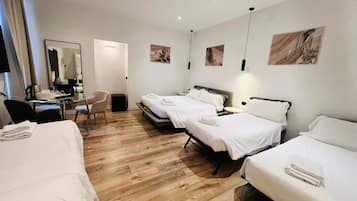 Chambre Quadruple Deluxe | Coffres-forts dans les chambres, rideaux occultants