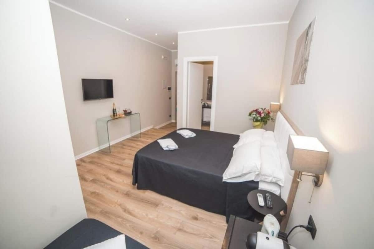 Klassieke vierpersoonskamer | Een kluis op de kamer, verduisterende gordijnen, geluiddichte muren
