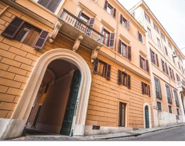 Exterior - TREVI PORTRAIT (Rome)