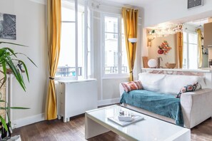 TV, offices - Enchanting Paris Apartment (Paris)