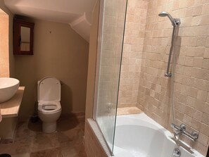 Dusch, hårtork, handdukar och toalettpapper