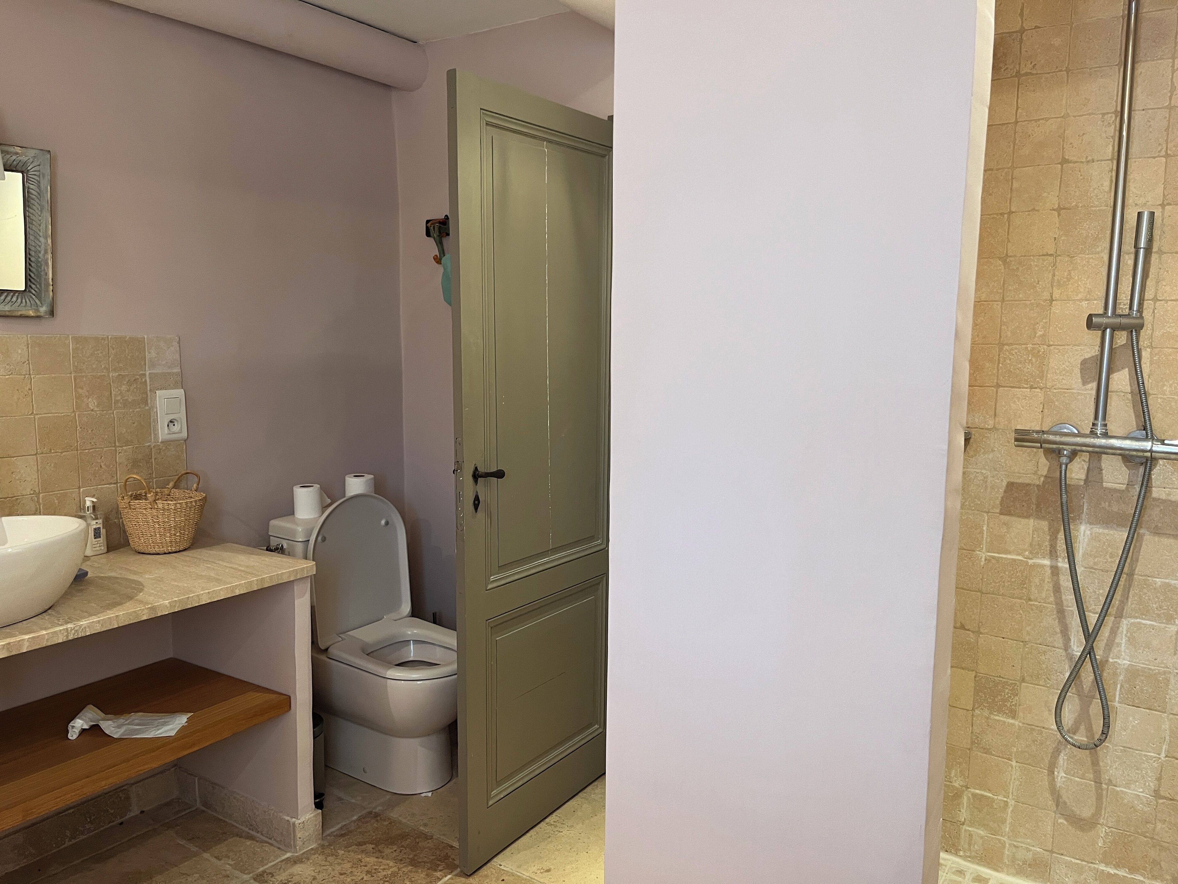 Bruser, hårtørrer, håndklæder, Toiletpapir